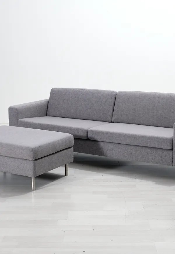 Ikonisk grå fotpall 2025 från Bolia.