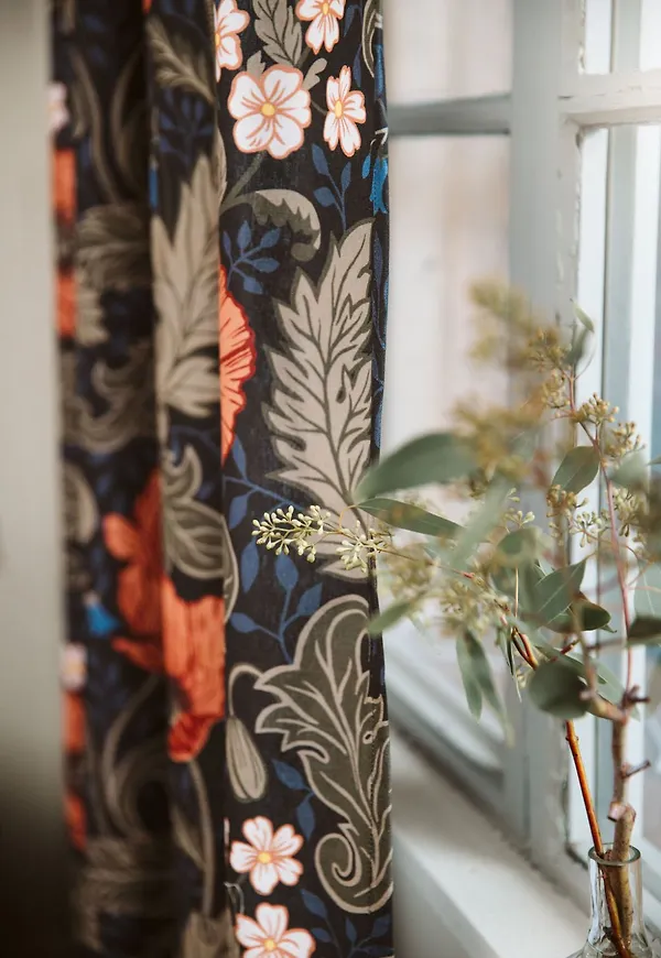 Svart Poppy by Hanna Wendelbo-bomullsgardin i modern modell.