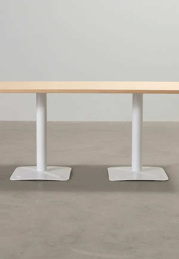 Stilren bord som passar bra vid många olika tillfällen.