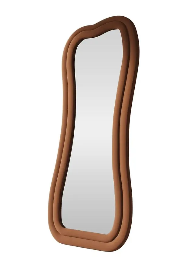 Komfortabel Spegel som passar bra vid många olika tillfällen.