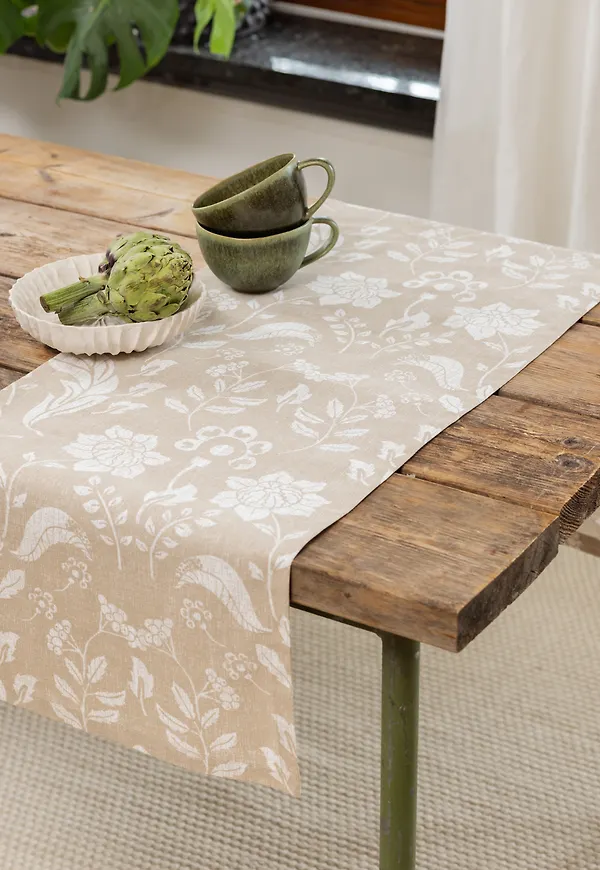 Beige TC Home-bordslöpare i fantastiskt fin modell.