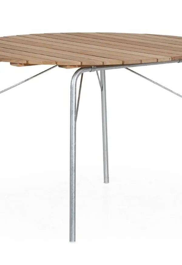 Moderiktig matbord i teak från Brafab.