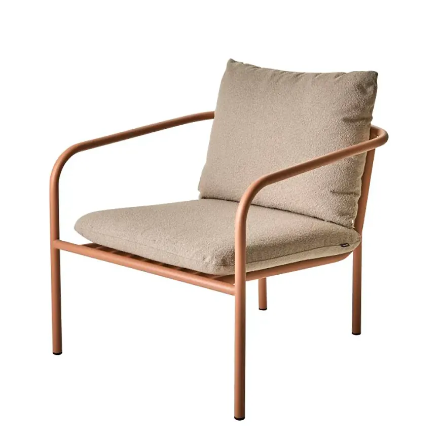 Stilren fåtölj i beige färg gjord i aluminium.