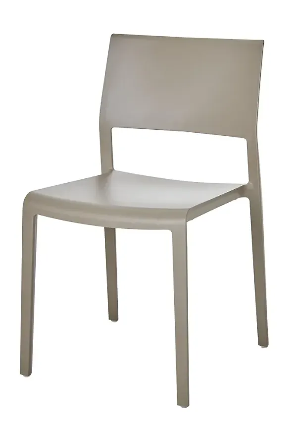 Moderiktig Stol som passar bra vid många olika tillfällen.