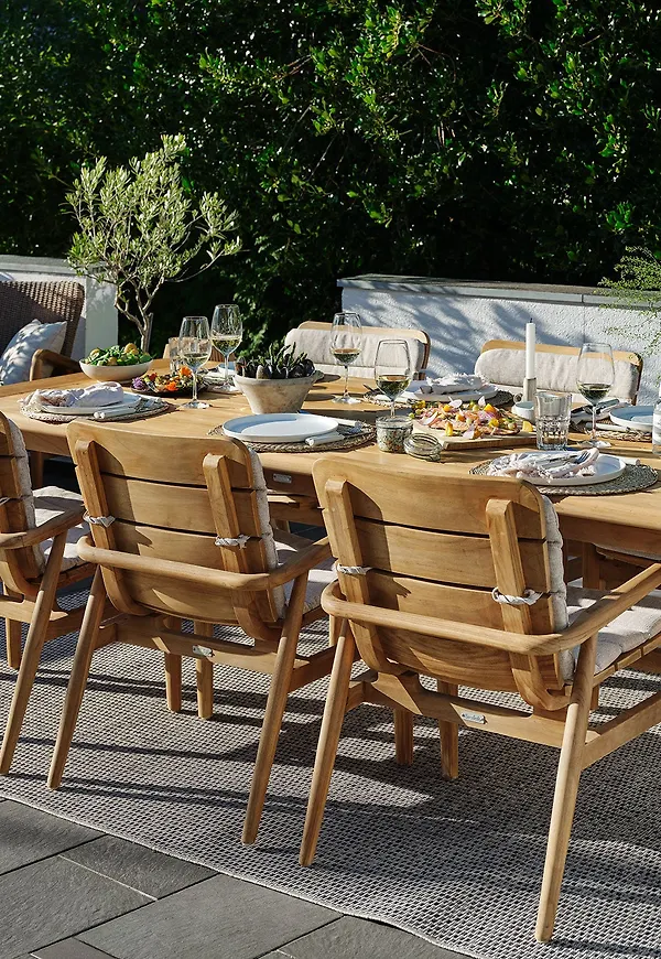 Moderiktig brafab matgrupp i sandfärgad färg gjord i teak.