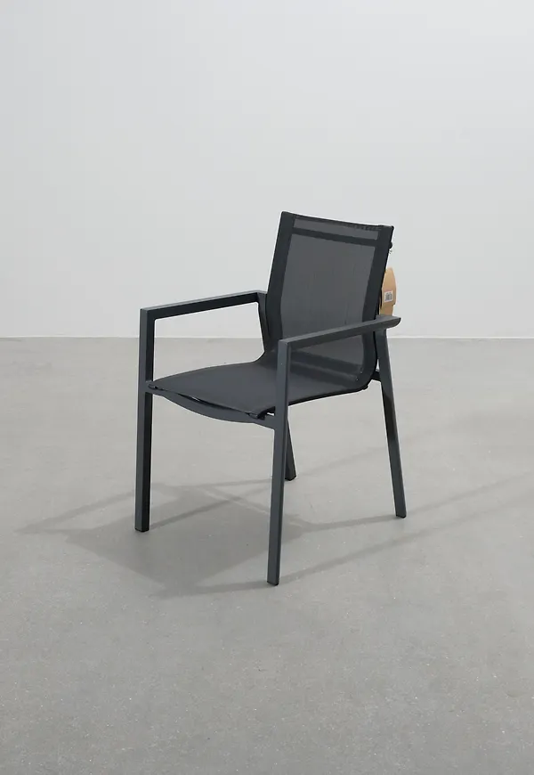 Smickrande utestol i mörkgrått från Brafab.