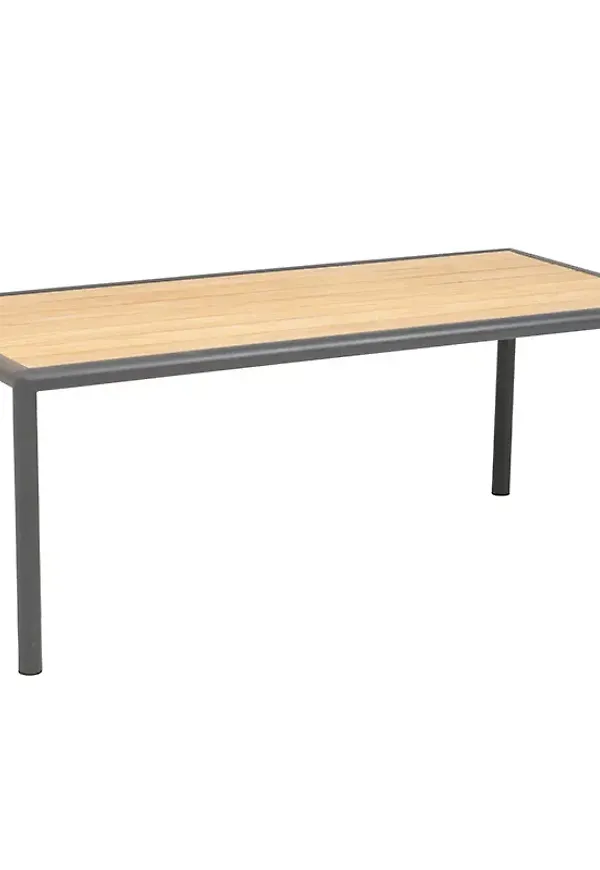 Moderiktig bord som passar bra vid många olika tillfällen.
