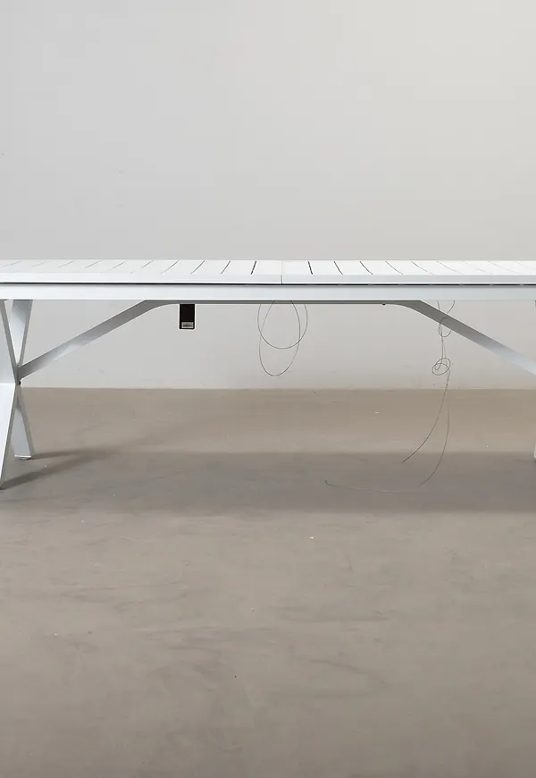 Exklusiv utebord i vitt från Brafab.