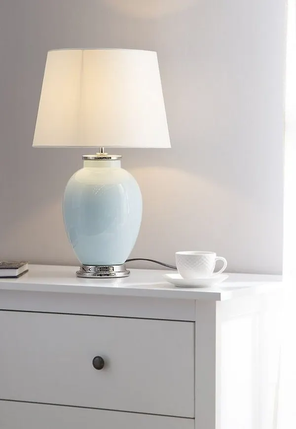 Elegant bordslampa i blå färg gjord i linne.