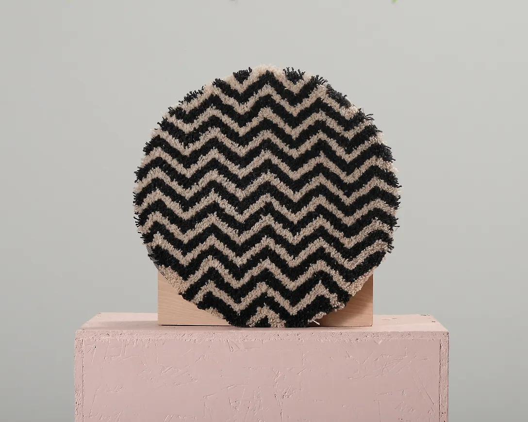 Jättefin matbordsstol i svart från Brita Sweden.