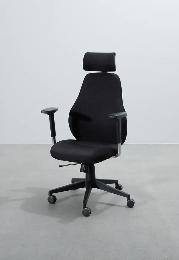 Otroligt fin svart stol 2025 från Brizley.