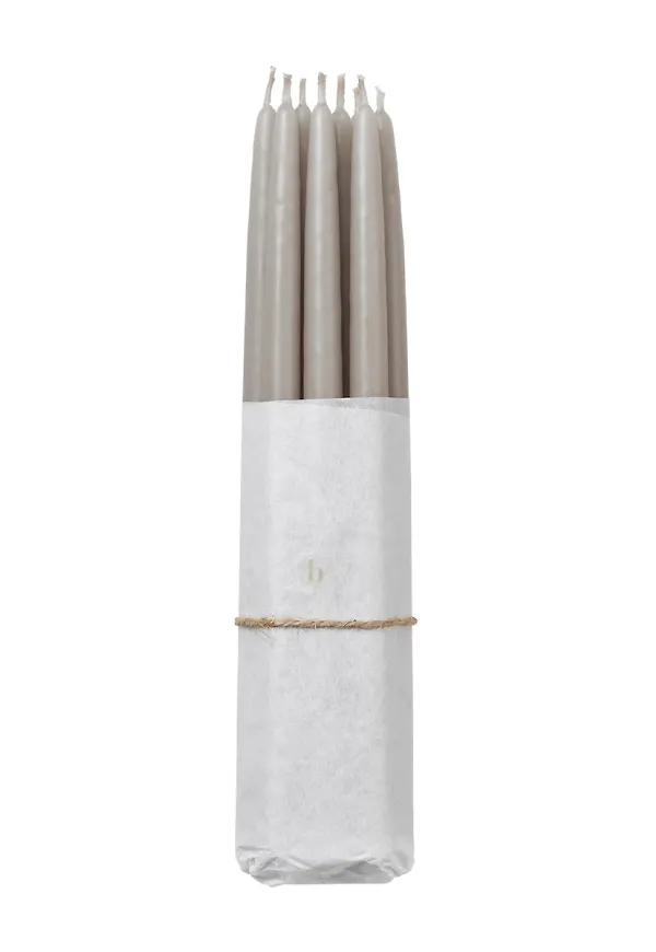 Beige Broste Copenhagen-antikljus i elegant modell.
