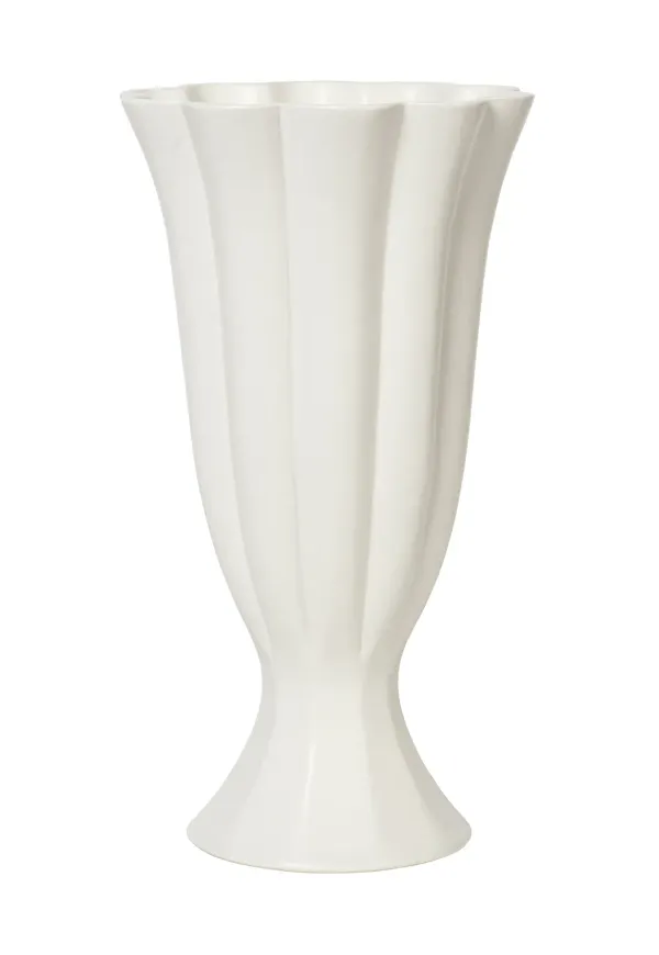 Beige Broste Copenhagen-vas i komfortabel modell.