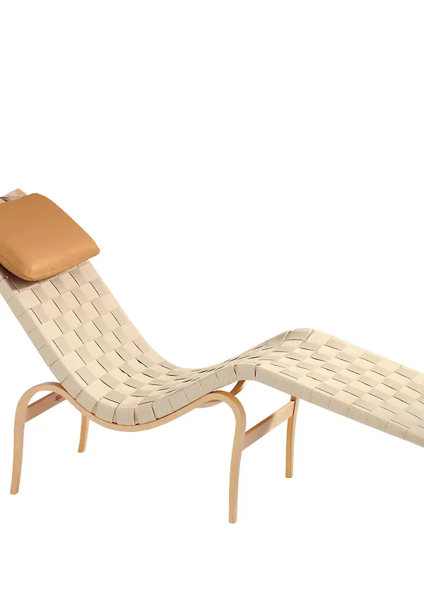 Beige Bruno Mathsson International-fåtölj i komfortabel modell.