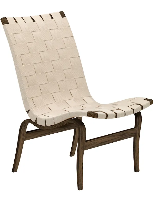 Vacker fåtölj i beige färg gjord i ek.