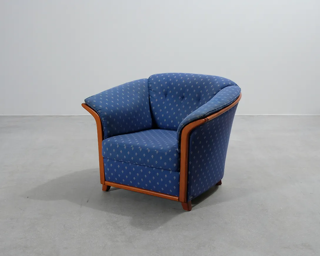 Riktigt trendig blå fåtölj 2025 från Bröderna Anderssons.