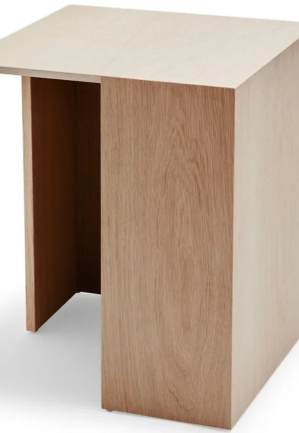 Jättesnygg sidobord i ek 2025 från Skagerak.