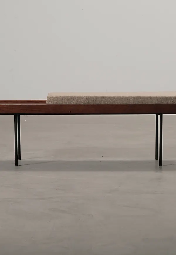 Smickrande valnötsbord i brunt från Burrow.