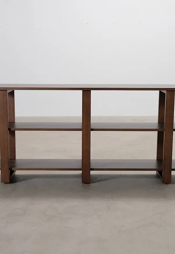 Skön valnötsbord i brunt från Burrow.