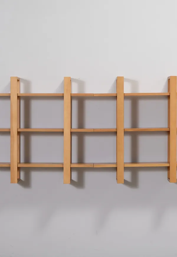 Modern vägghylla i beiget från Burrow.