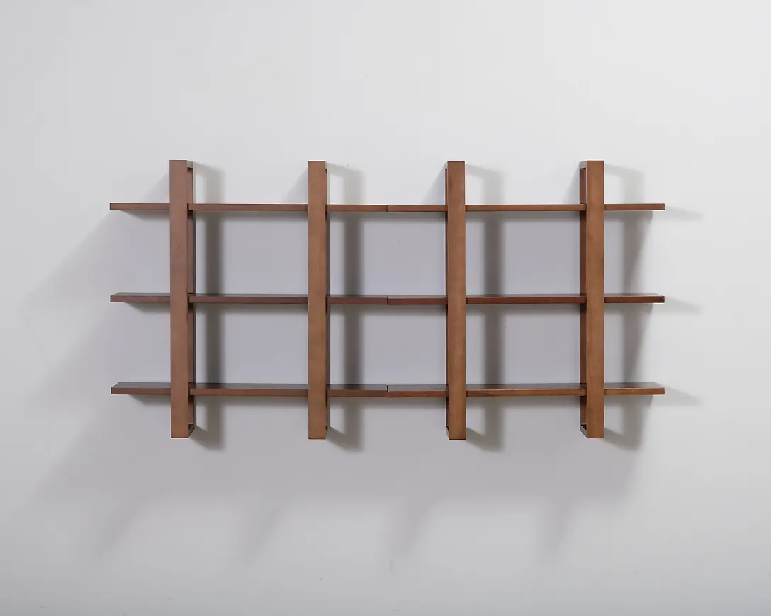 Vacker vägghylla i brun färg gjord i valnöt.