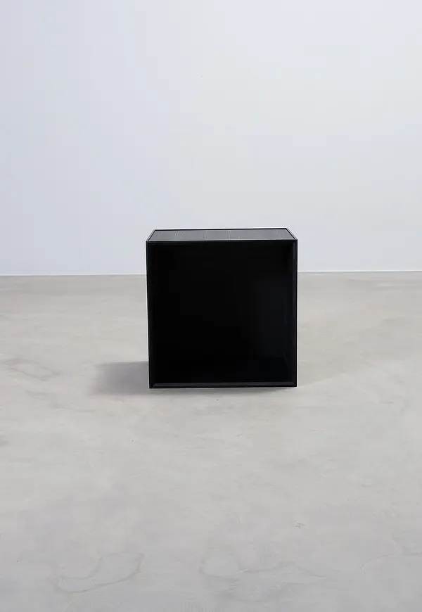 Modern sängbord i svart från By Lassen.