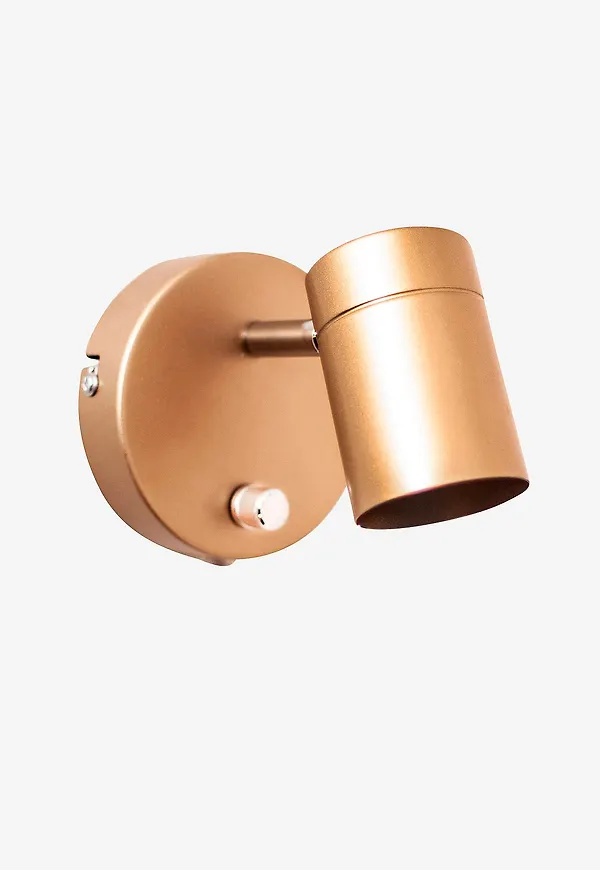 Trendig lampa i guld från By Rydéns.