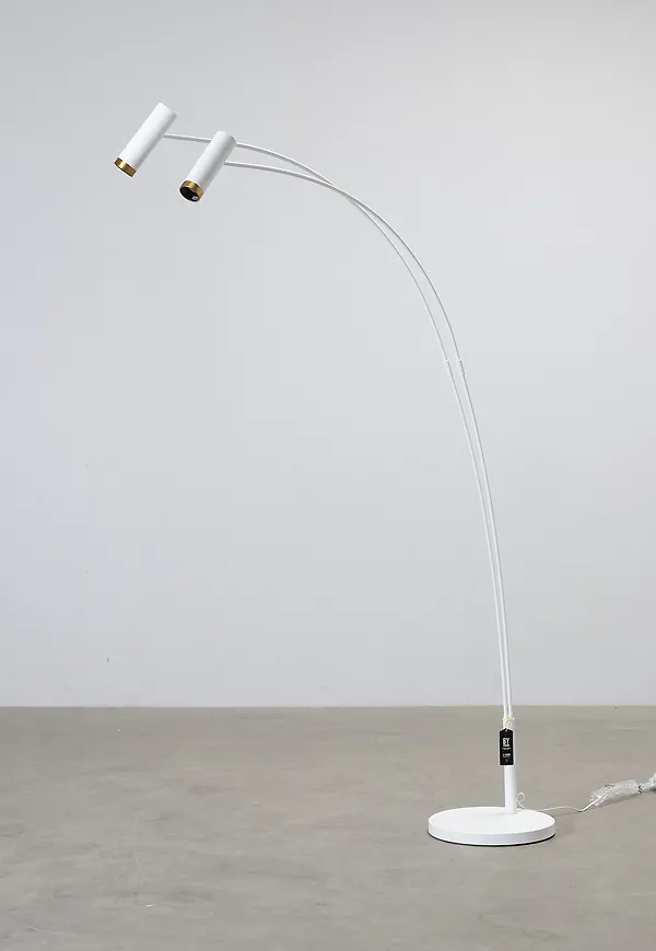 Moderiktig vit lampa 2026 från By Rydéns.