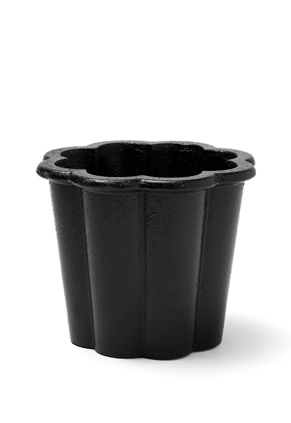 Otroligt fin svart kruka i aluminium från Byarums Bruk.