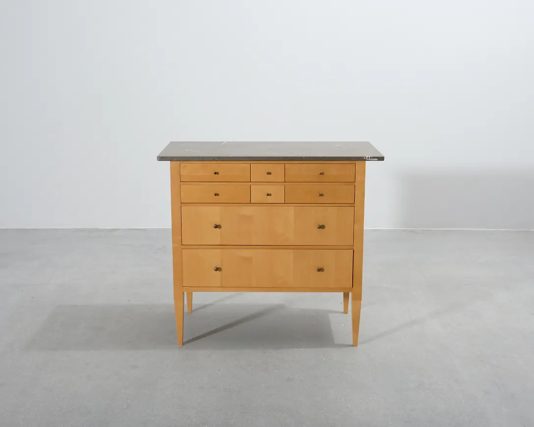 Stilren Byrå som passar bra vid många olika tillfällen.