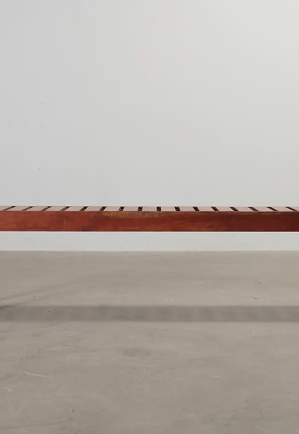 Brun bänk som passar perfekt till hösten 2025!