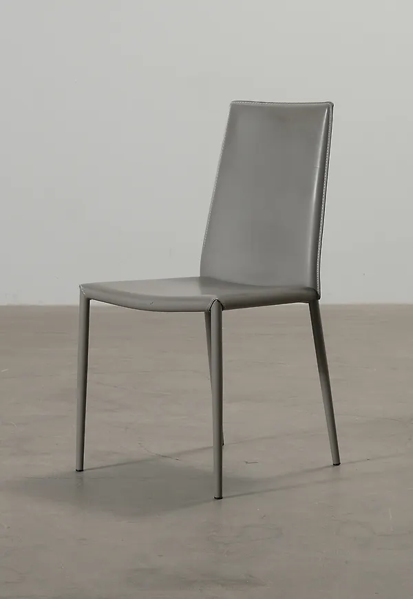 Riktigt trendig grå stol 2025 från Calligaris.