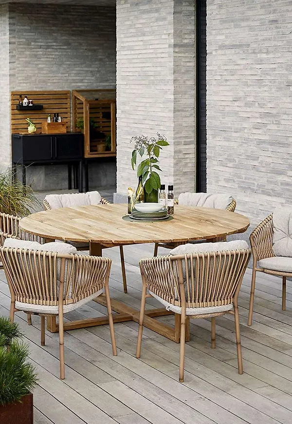 Teakbord som passar perfekt till sommaren 2025!