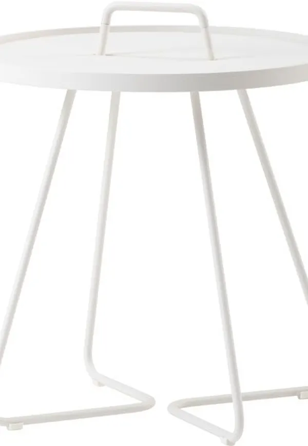 Fantastiskt fin sidobord 2024 från Cane-Line.