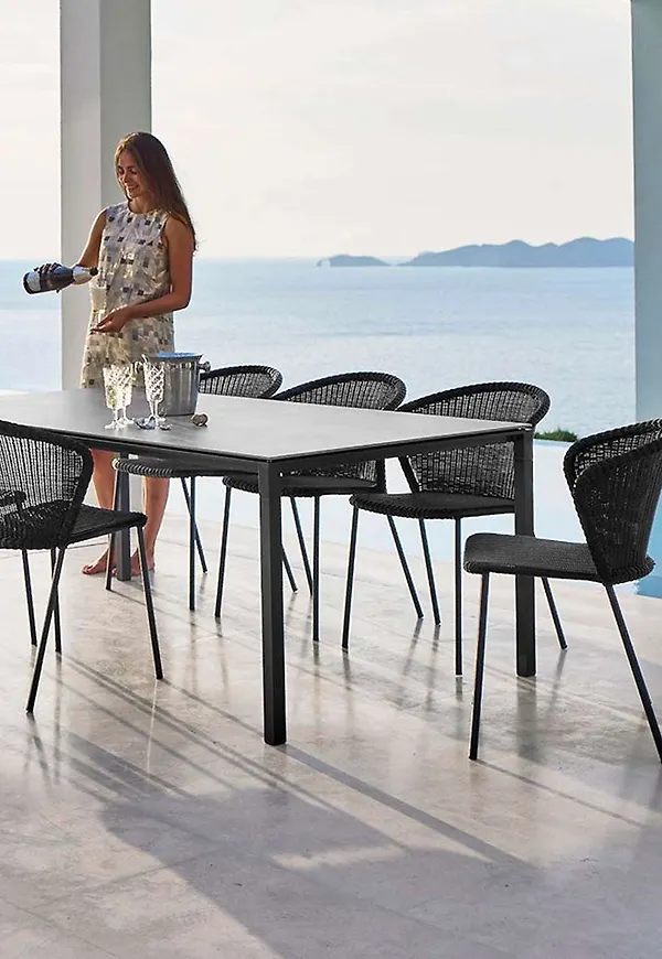 Supersnygg bord 2025 från Cane-Line.