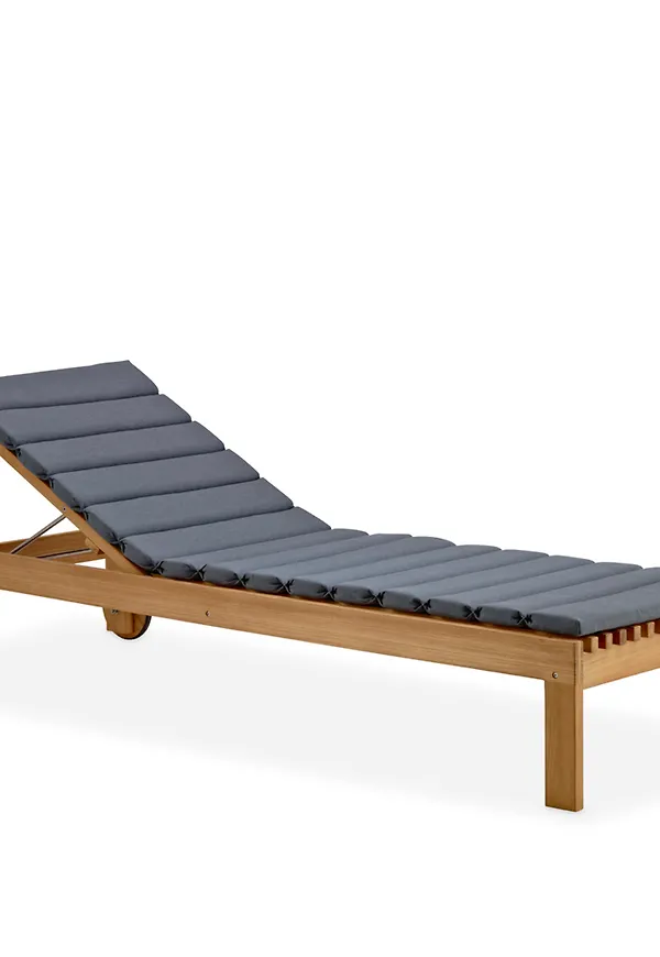Jättefin säng i teak från Cane-Line.