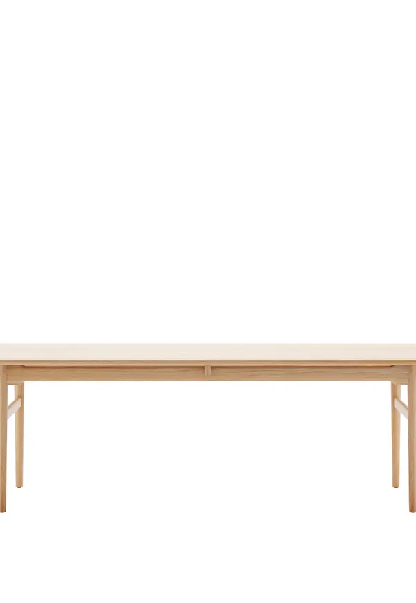 Ikonisk mötesbord i ek från Carl Hansen.