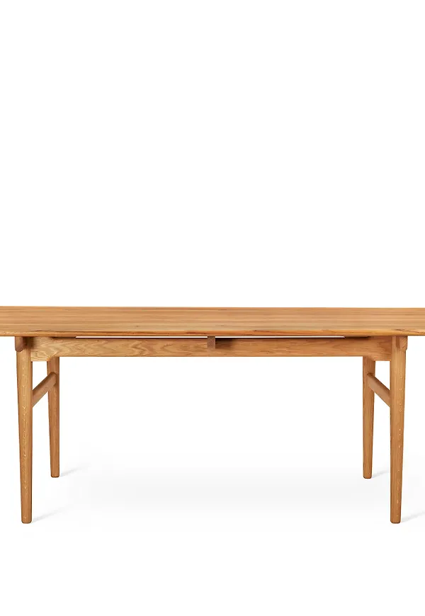 Moderiktig mötesbord 2026 från Carl Hansen.