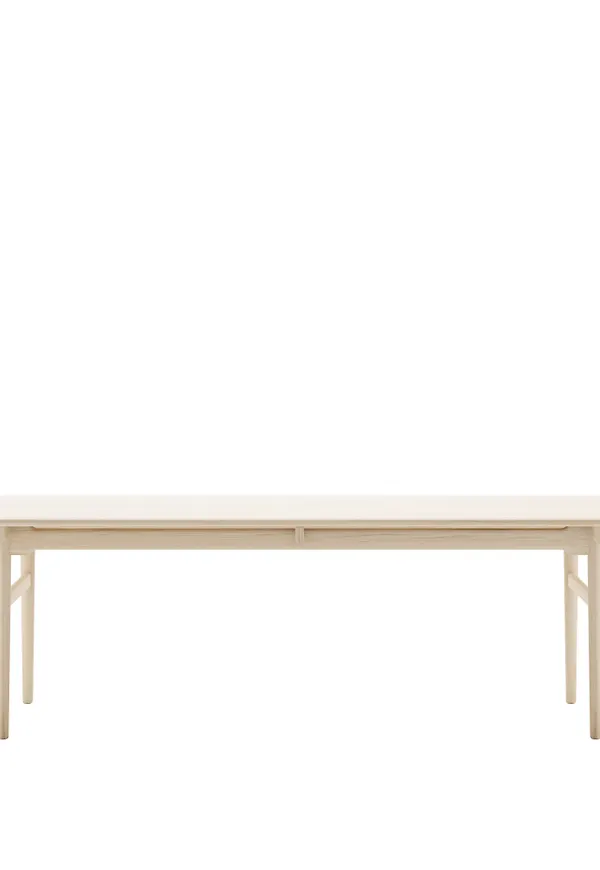 Modern skrivbord i ek från Carl Hansen.