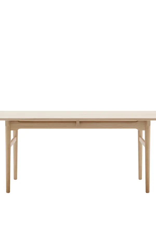 Fantastiskt snygg ekbord 2026 från Carl Hansen.
