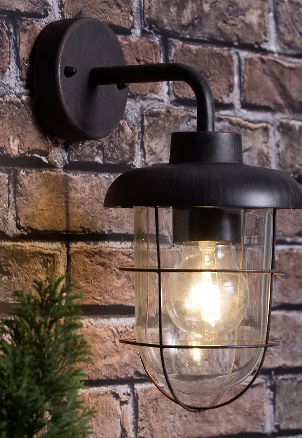 Elegant vägglampa 2025 från Brilliant.