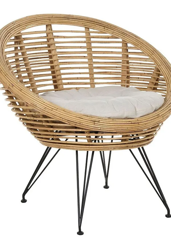 Modern loungestol i ljusbeige färg gjord i järn.