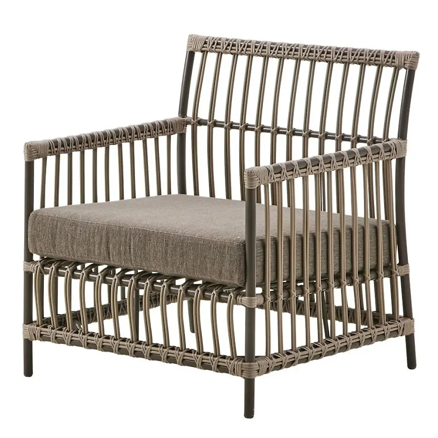 Smickrande vit fåtölj i aluminium från Sika Design.