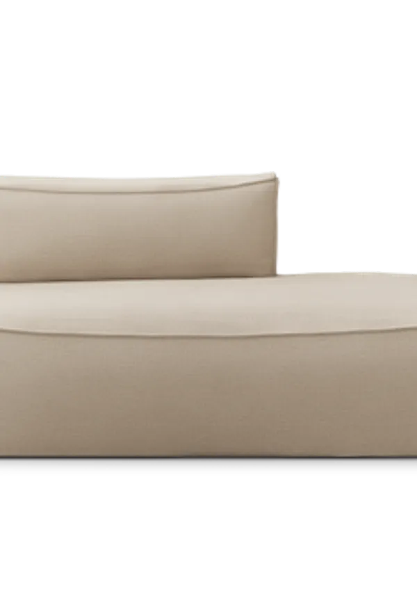 Moderiktig beige fåtölj 2025 från FERM LIVING.