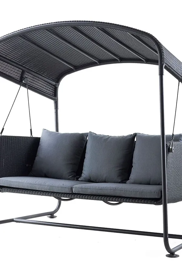 Grå Cane-Line-aluminiumutemöbel i söt modell.