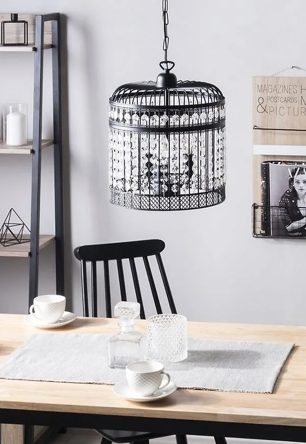 Komfortabel glödlampa i svart färg gjord i järn.