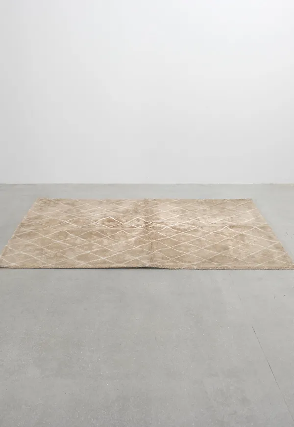 Beige Chhatwal & Jonsson-matta i snygg modell.