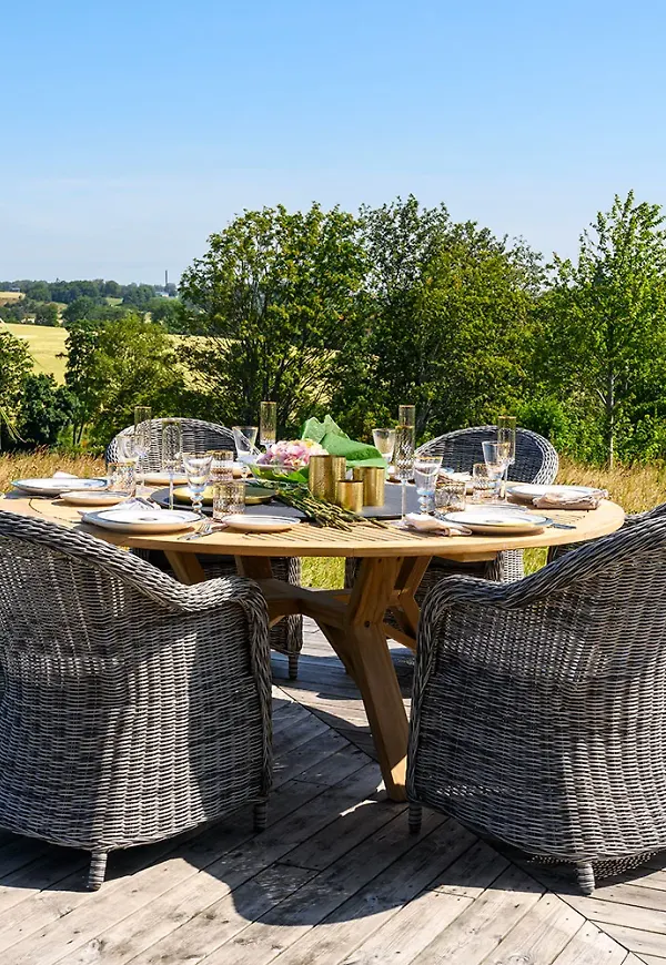 Komfortabel teakbord 2025 från Brafab.