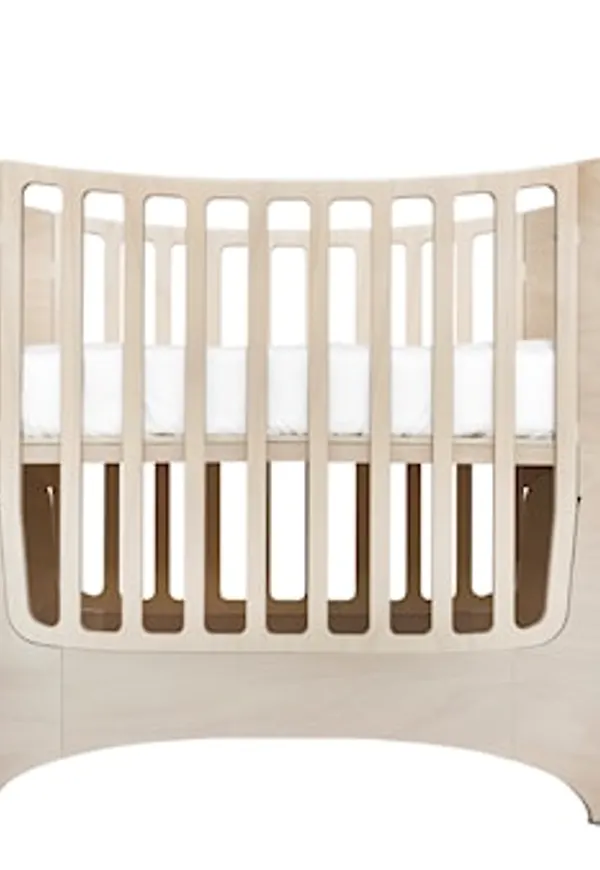 Riktigt trendig grå säng 2025 från Leander.