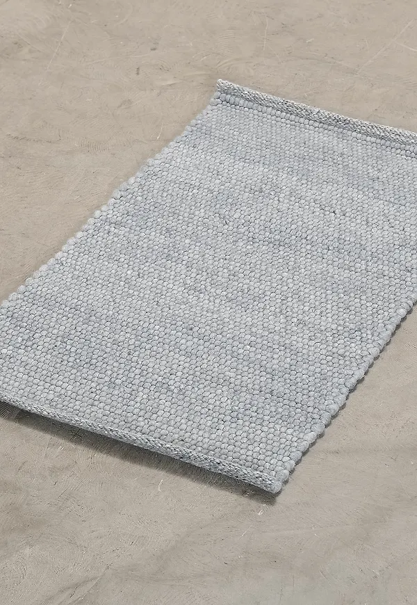 Otroligt fin blå matta i ull från Classic Collection.